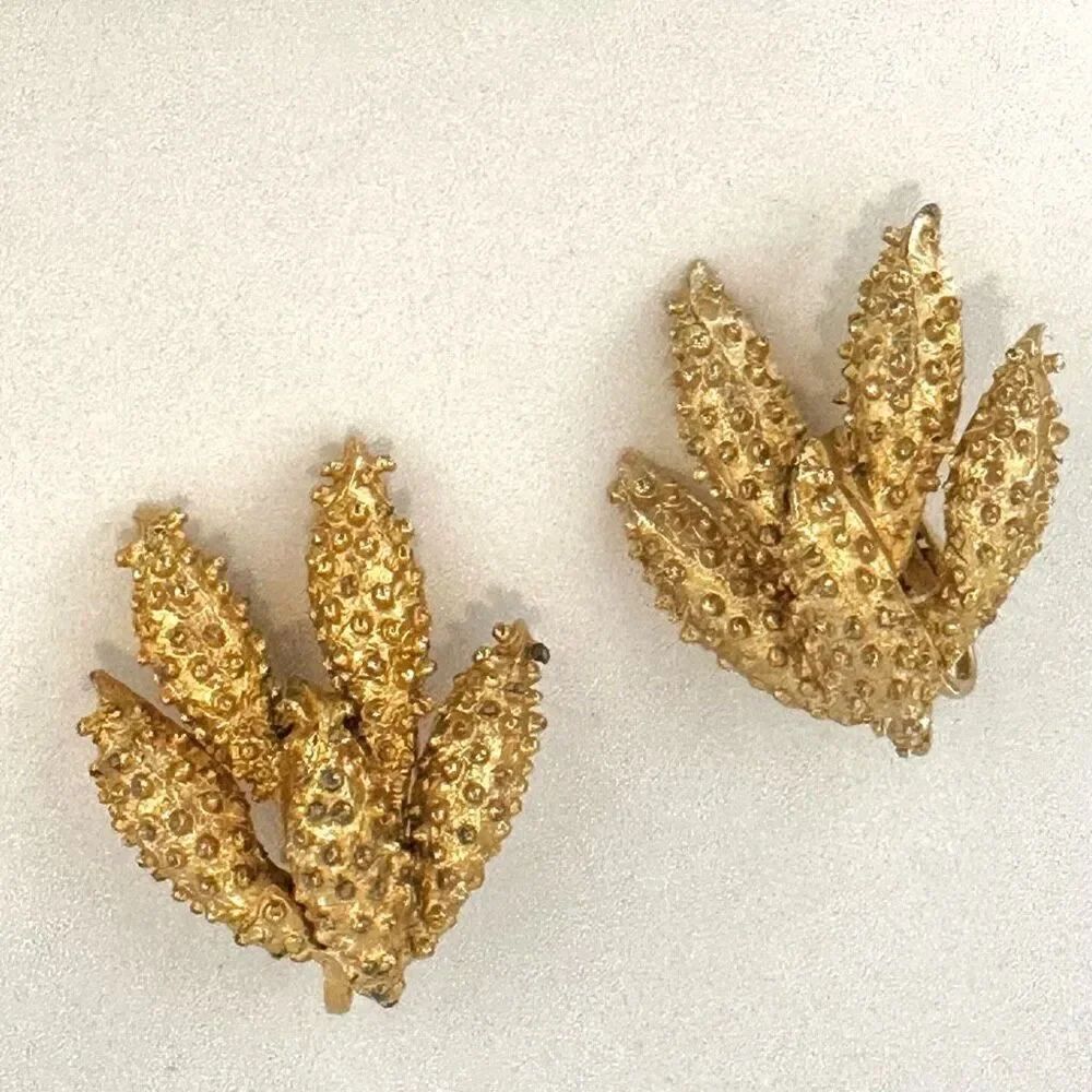 Sarah Coventry wild flower vintage clip on earrings